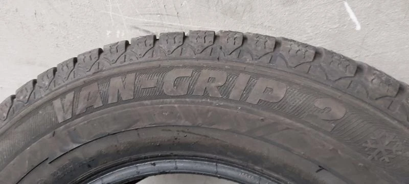 Гуми Зимни 205/75R16, снимка 5 - Гуми и джанти - 30949175