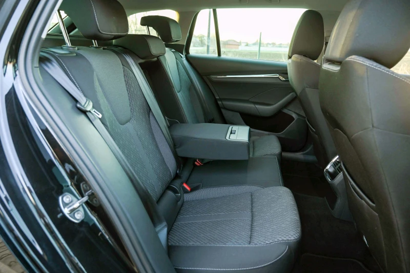 Skoda Octavia 2.0TDI* FirstEdition* КАМЕРА* MATRIX* ACC* Keyless, снимка 8 - Автомобили и джипове - 53153247