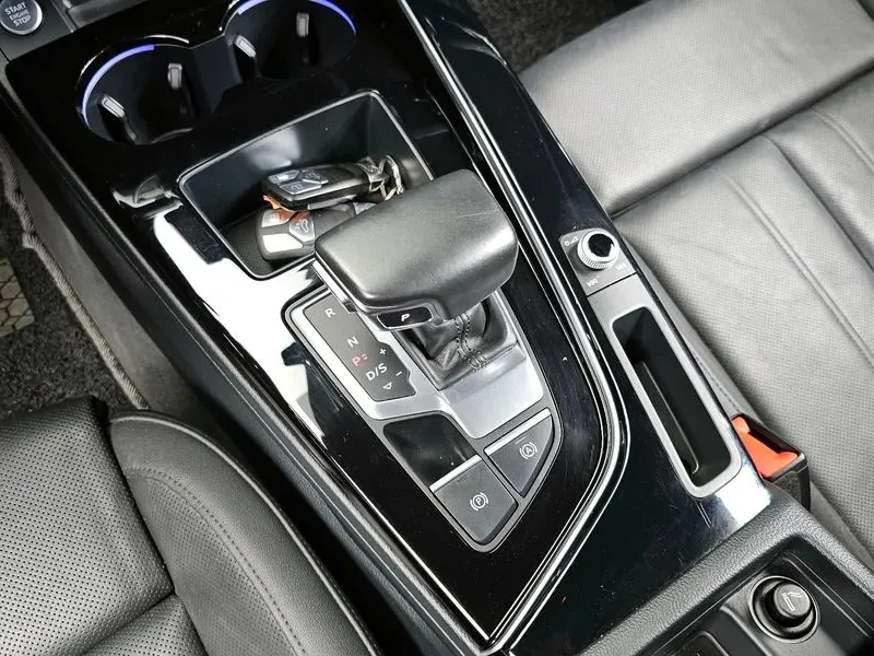 Audi A4 2.0 TDI, снимка 9 - Автомобили и джипове - 54144109