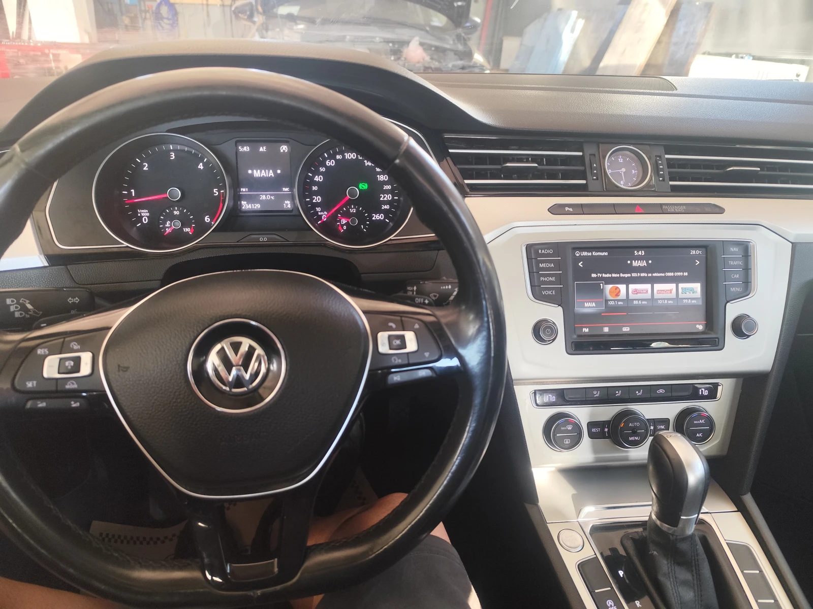 VW Passat 2.0  DSG 150 к.с - изображение 10