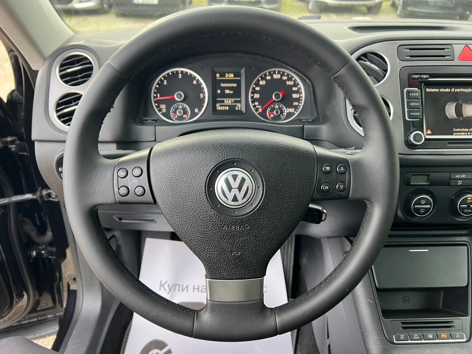 VW Tiguan 2.0TDI-140к.с./ 4х4 /Панорама/ Парктроник/Off-road, снимка 13 - Автомобили и джипове - 53726043