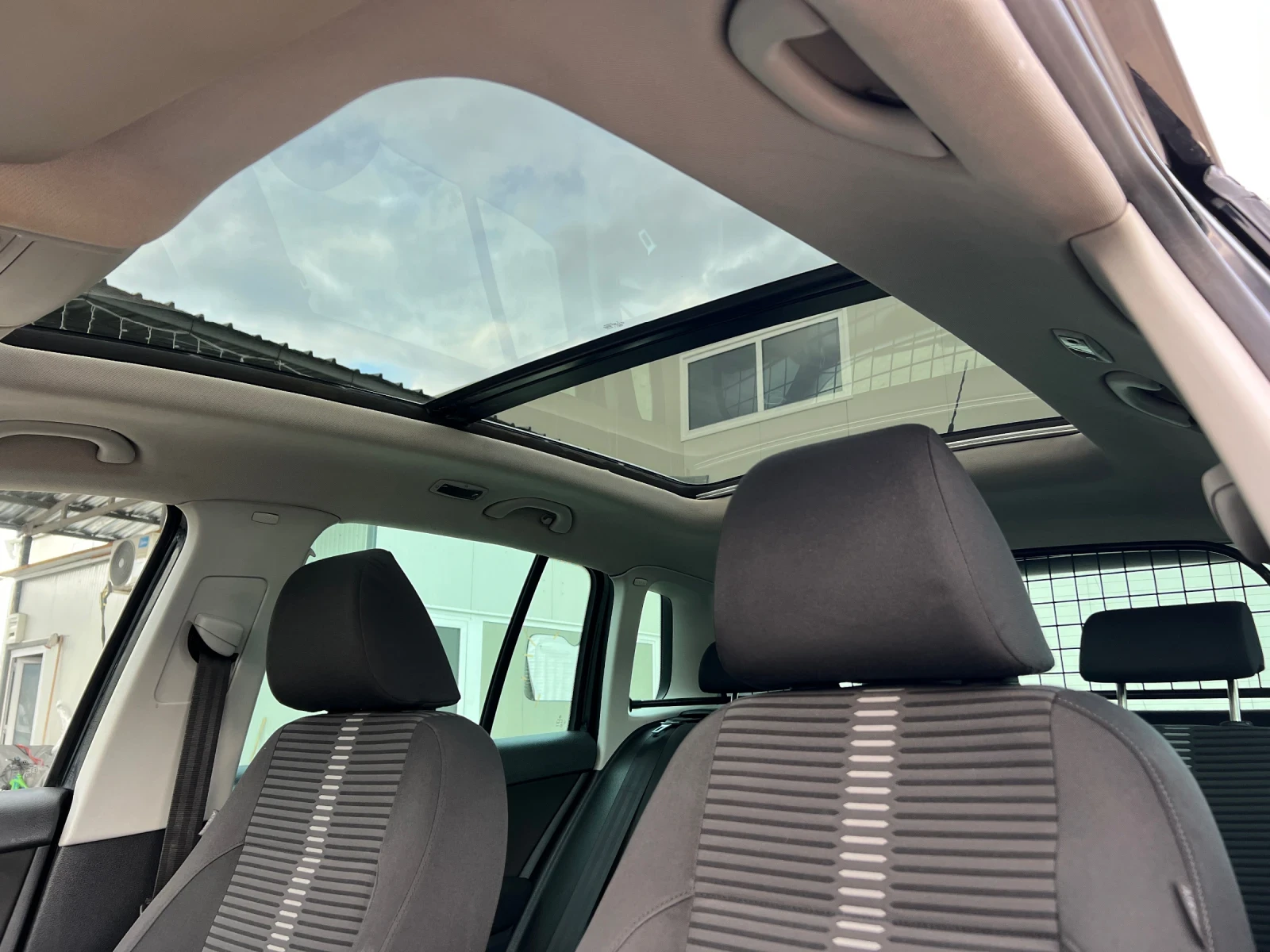 VW Tiguan 2.0TDI-140к.с./ 4х4 /Панорама/ Парктроник/Off-road, снимка 16 - Автомобили и джипове - 53726043