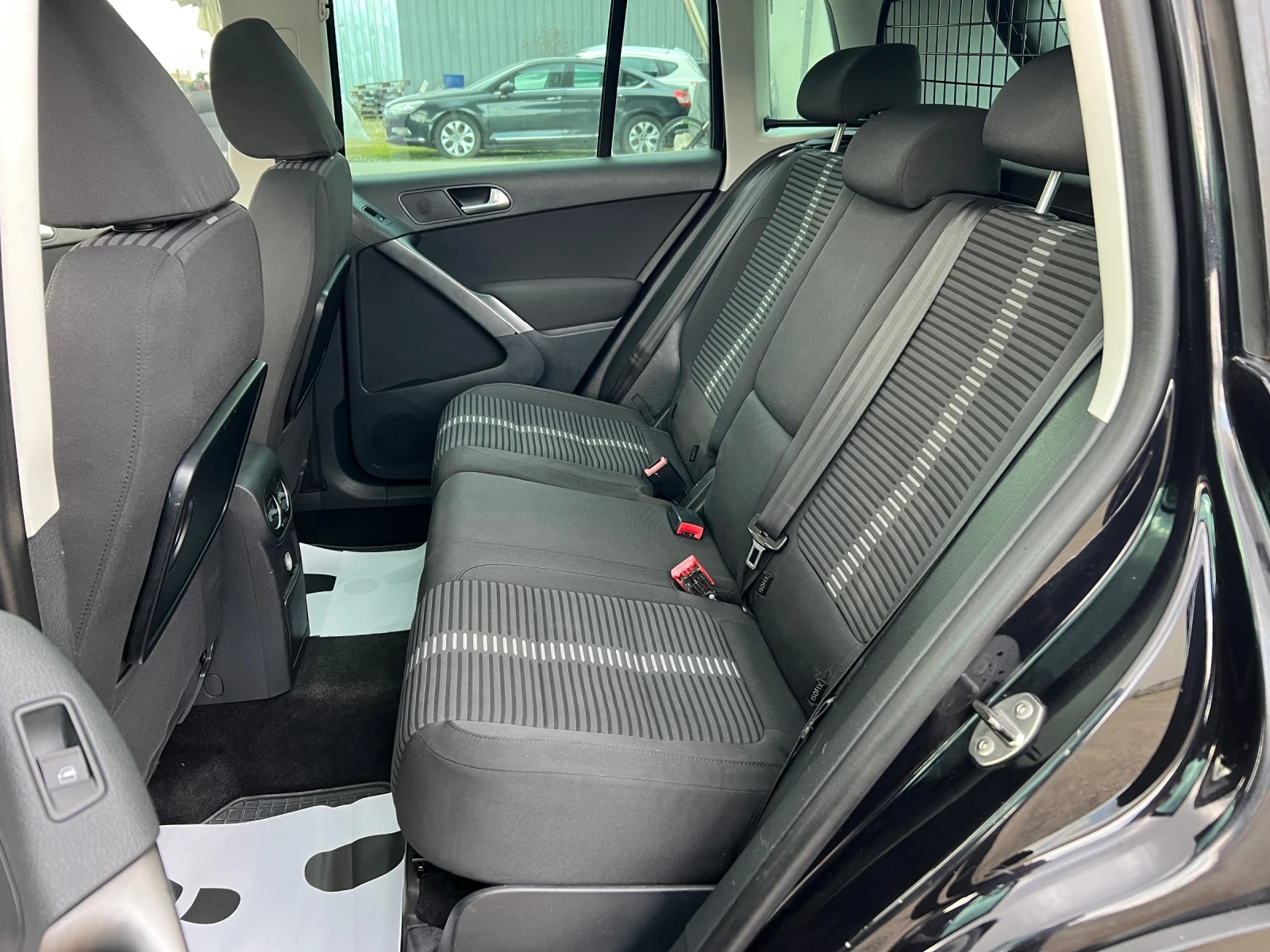 VW Tiguan 2.0TDI-140к.с./ 4х4 /Панорама/ Парктроник/Off-road, снимка 12 - Автомобили и джипове - 53726043