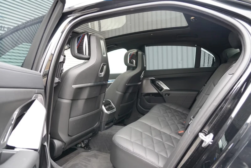 BMW 740 d* xDrive* M Sport* Skylounge* B&W, снимка 6 - Автомобили и джипове - 53361123