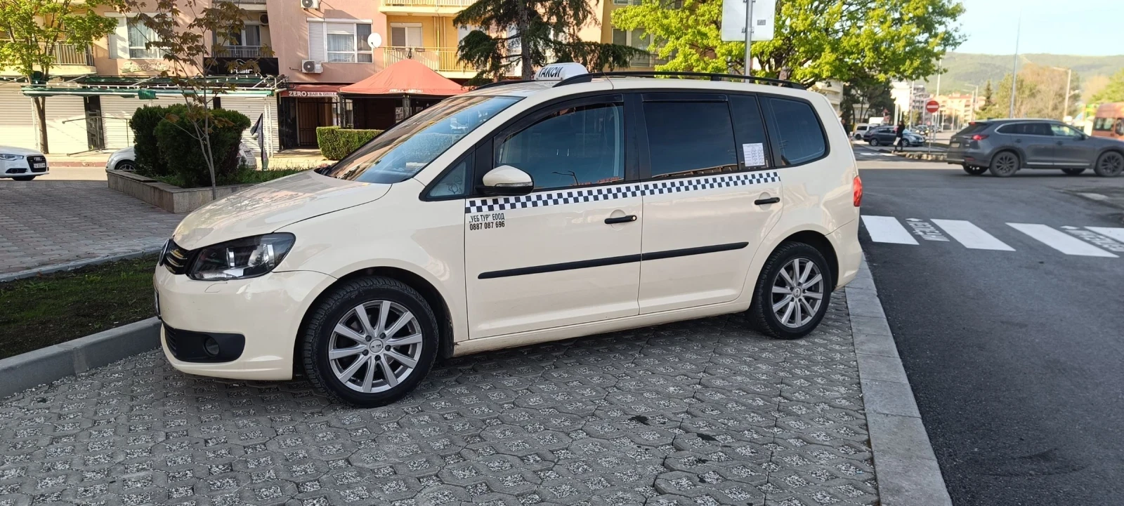 VW Touran, снимка 8 - Автомобили и джипове - 54346576