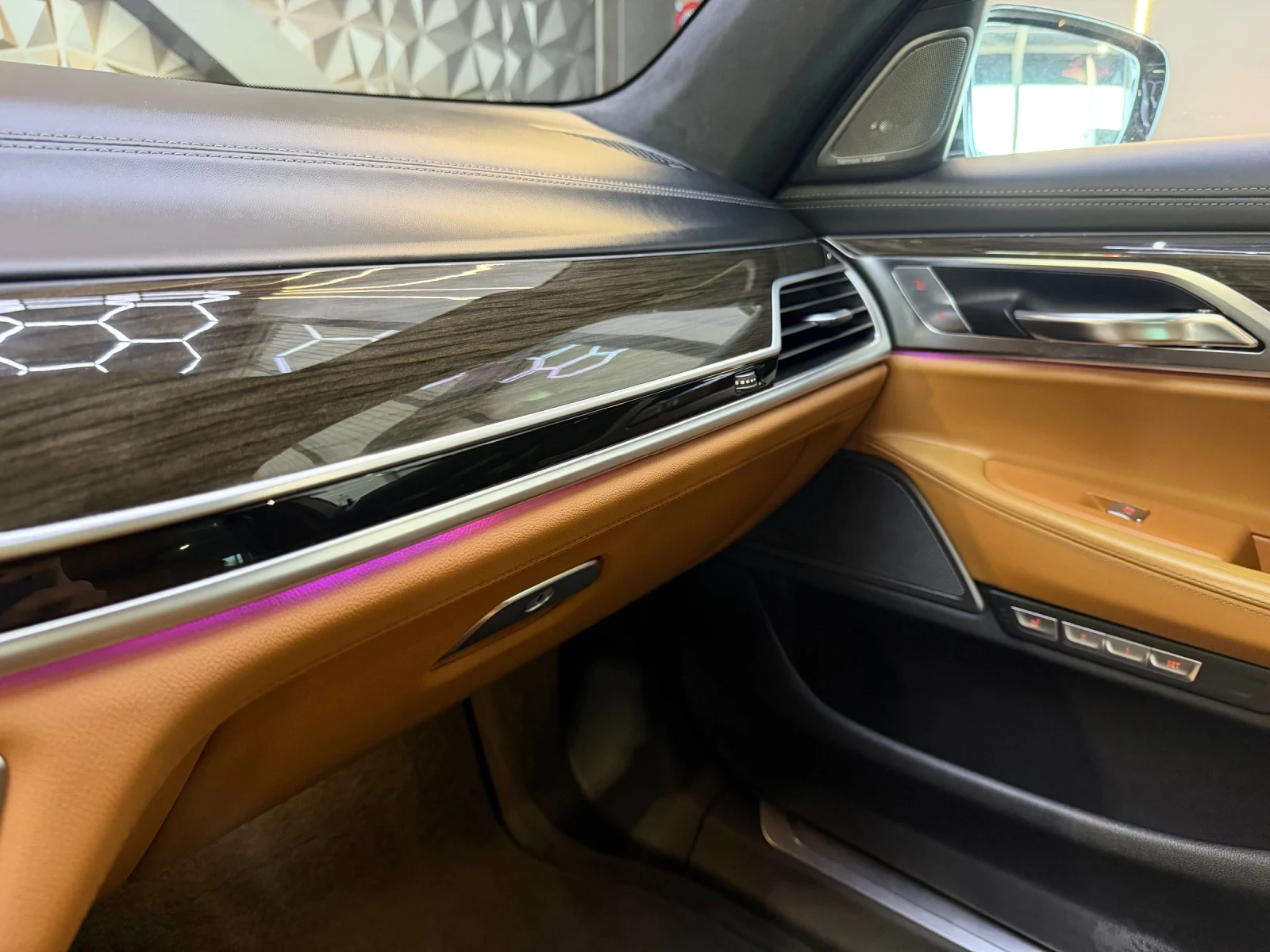 BMW 750 i xDrive * FULL Екстри * HARMAN/KARDON * HEAD UP *, снимка 13 - Автомобили и джипове - 54867884