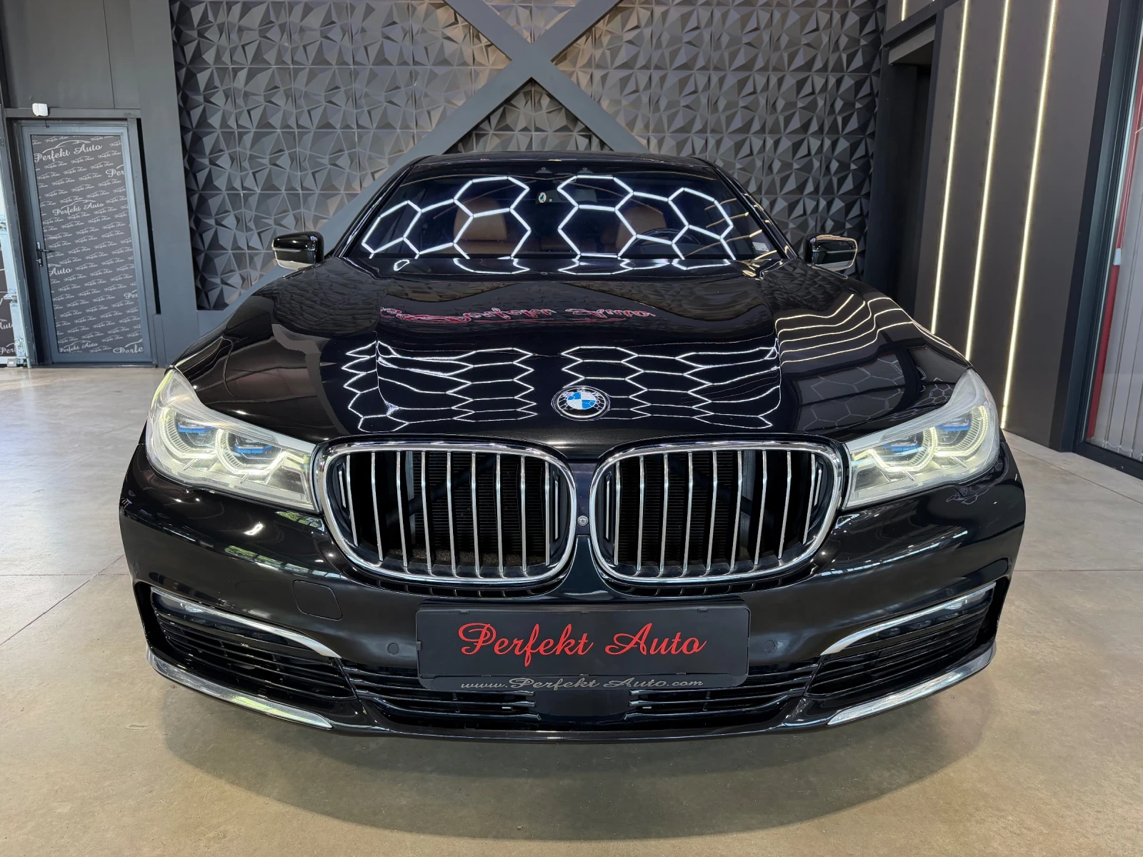 BMW 750 i xDrive * FULL Екстри * HARMAN/KARDON * HEAD UP *, снимка 2 - Автомобили и джипове - 54867884