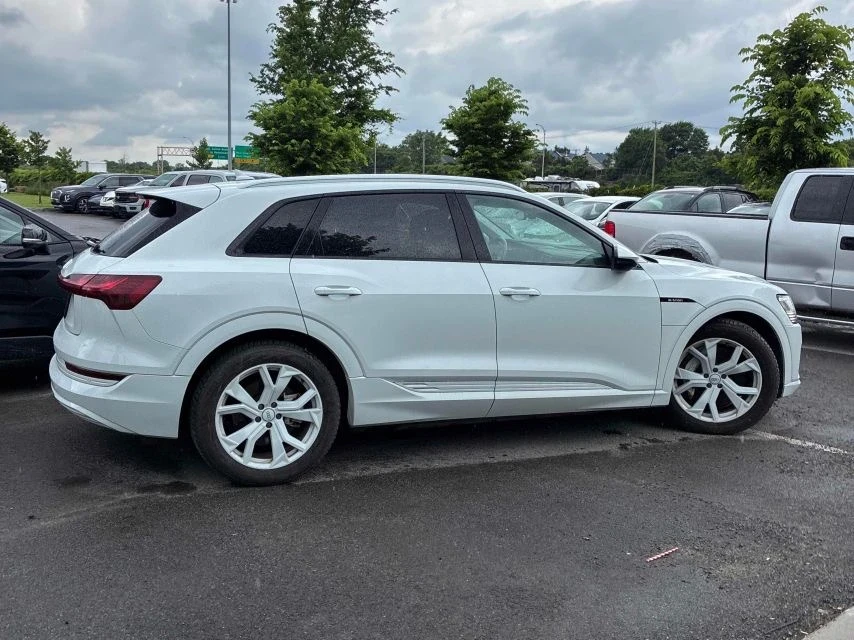 Audi E-Tron Progressiv* Pano* Back cam* Подгрев* , снимка 4 - Автомобили и джипове - 55104241