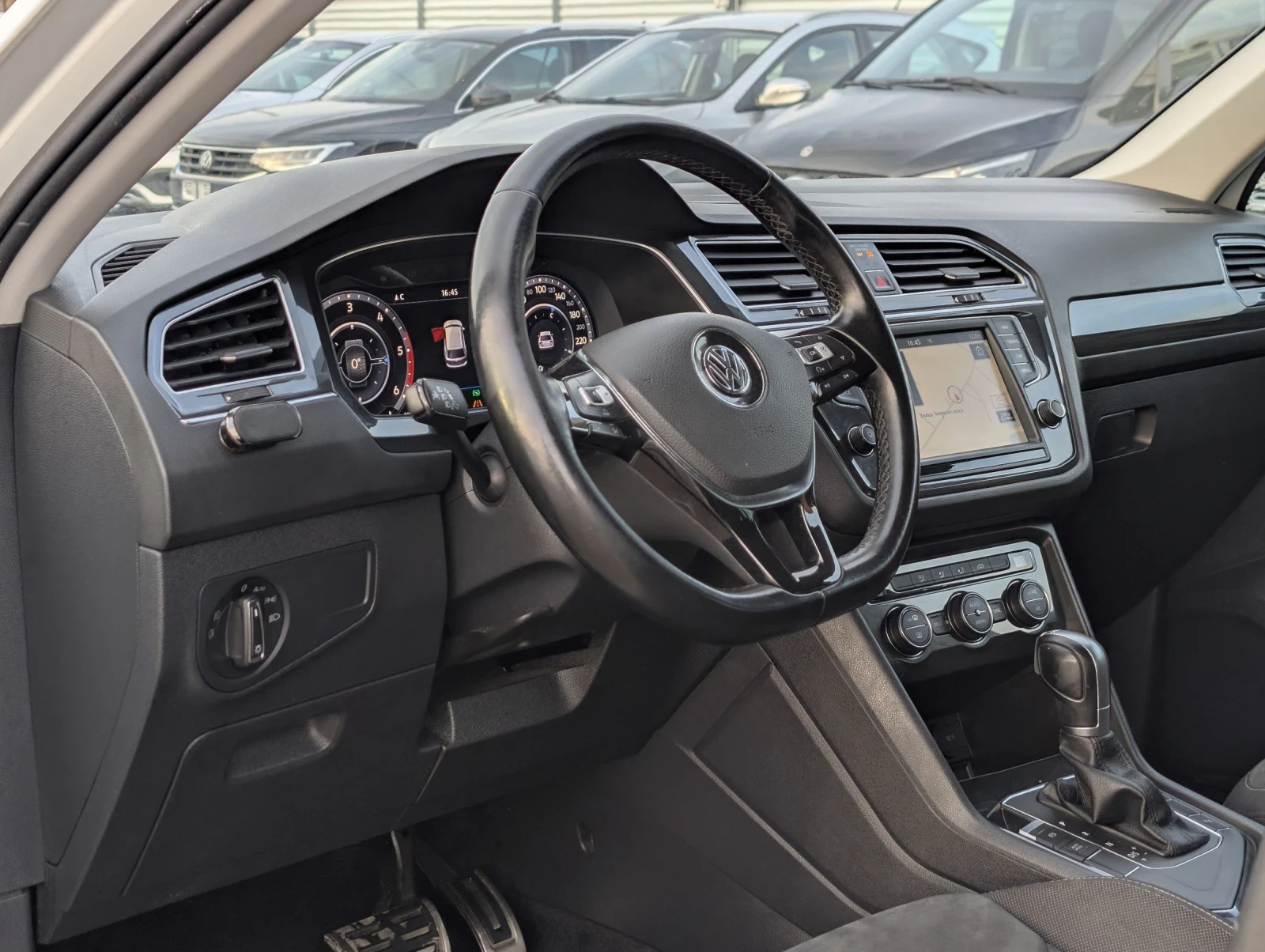 VW Tiguan 2.0TDI* DIGITAL* LED* 150хил.км, снимка 16 - Автомобили и джипове - 53757793
