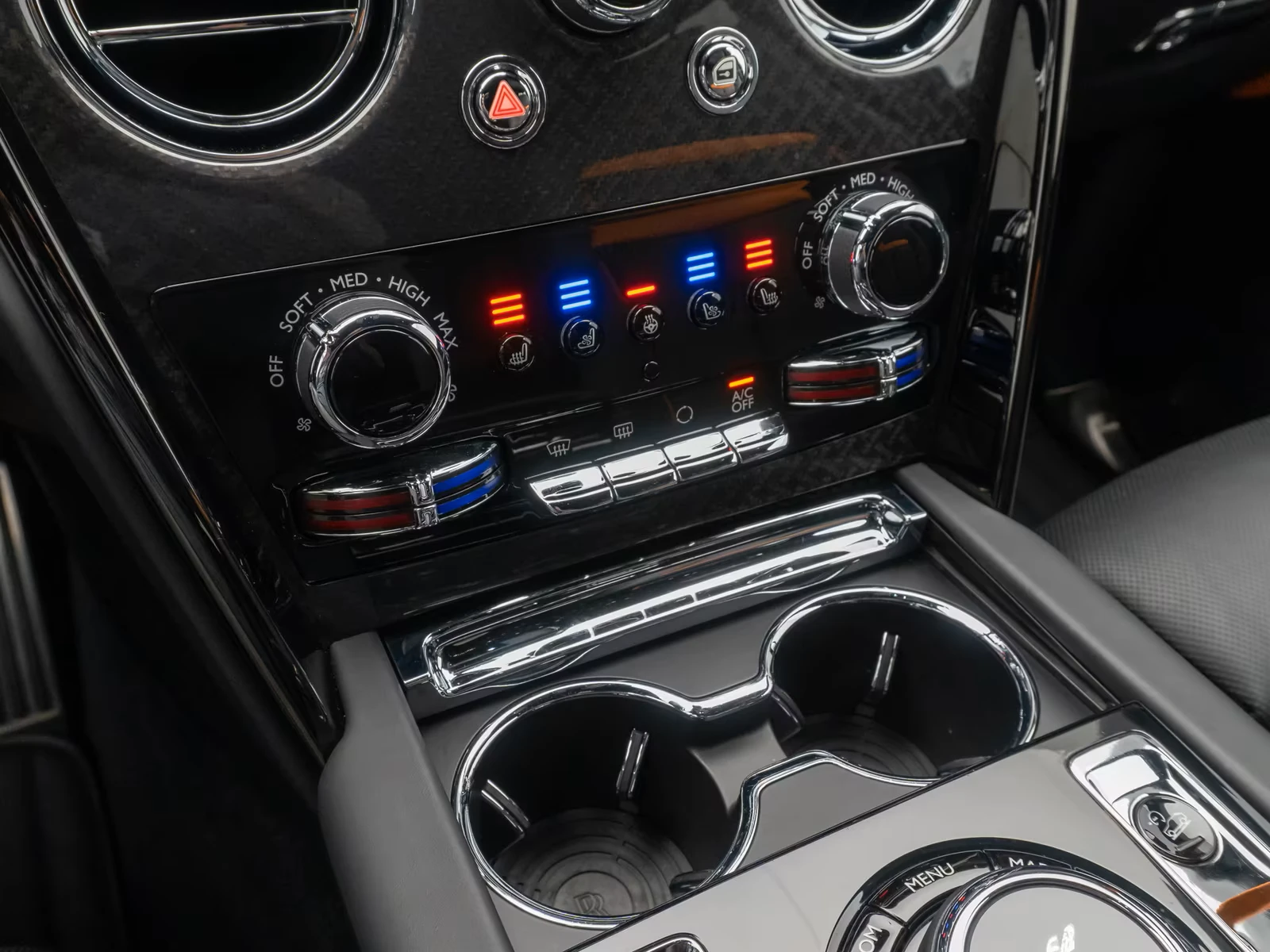 Rolls-Royce Cullinan BLACK BADGE* NOVITEC* DISTR* 360 CAM* KEYLESS* , снимка 9 - Автомобили и джипове - 55796360