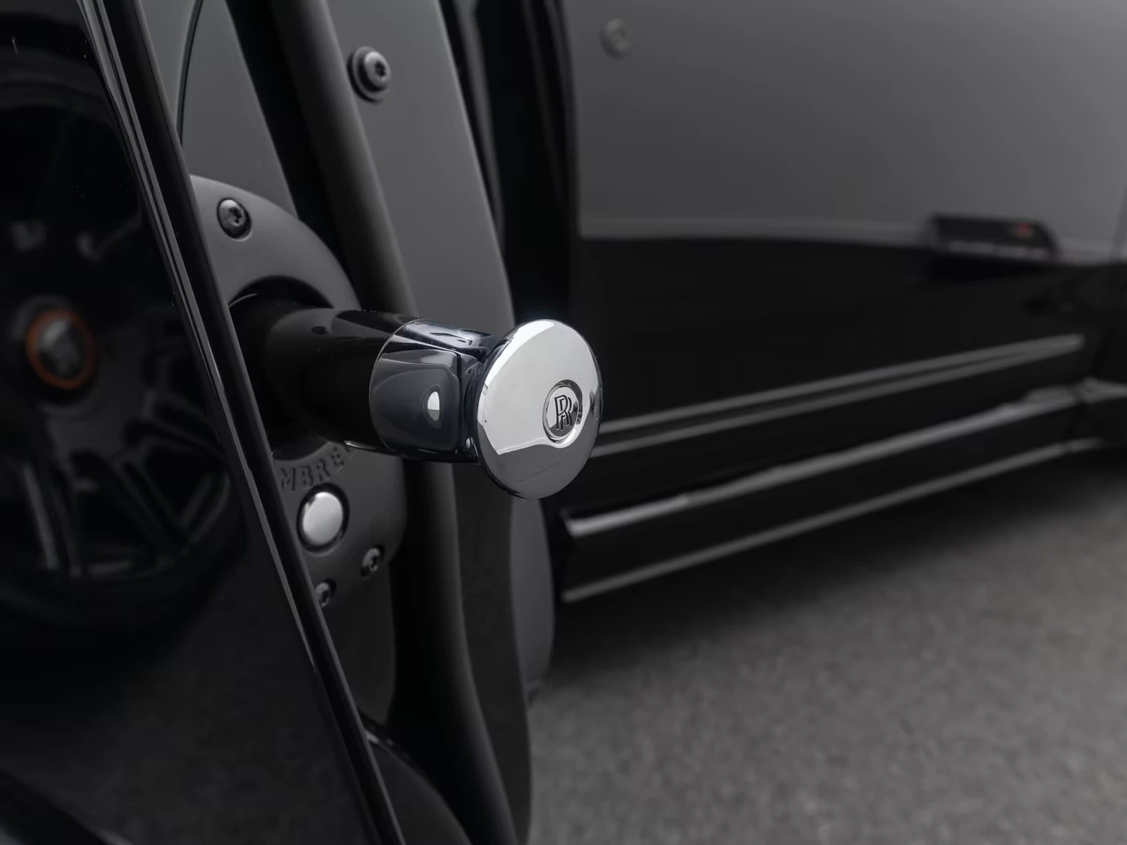 Rolls-Royce Cullinan BLACK BADGE* NOVITEC* DISTR* 360 CAM* KEYLESS* , снимка 11 - Автомобили и джипове - 55796360