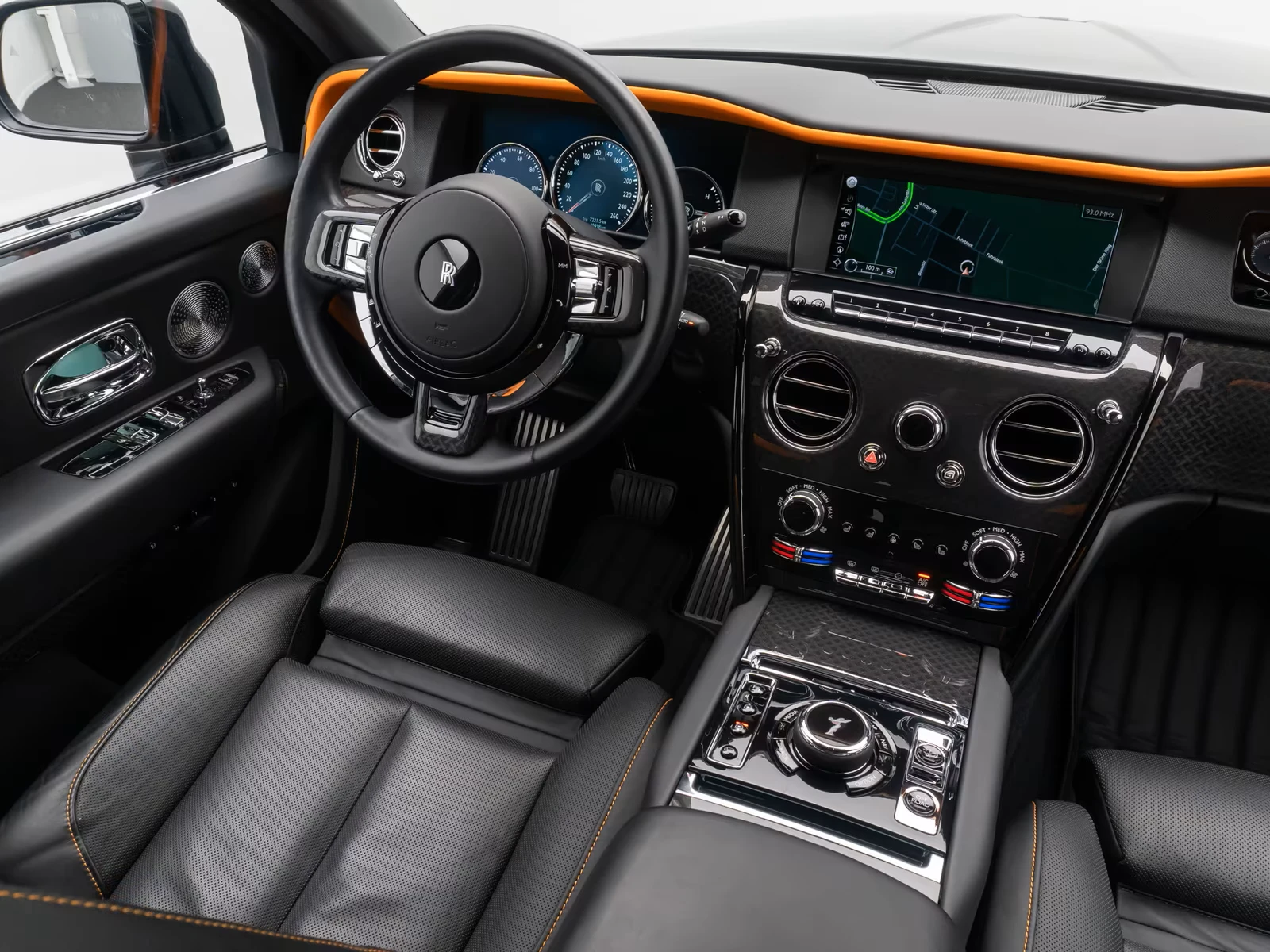 Rolls-Royce Cullinan BLACK BADGE* NOVITEC* DISTR* 360 CAM* KEYLESS* , снимка 8 - Автомобили и джипове - 55796360