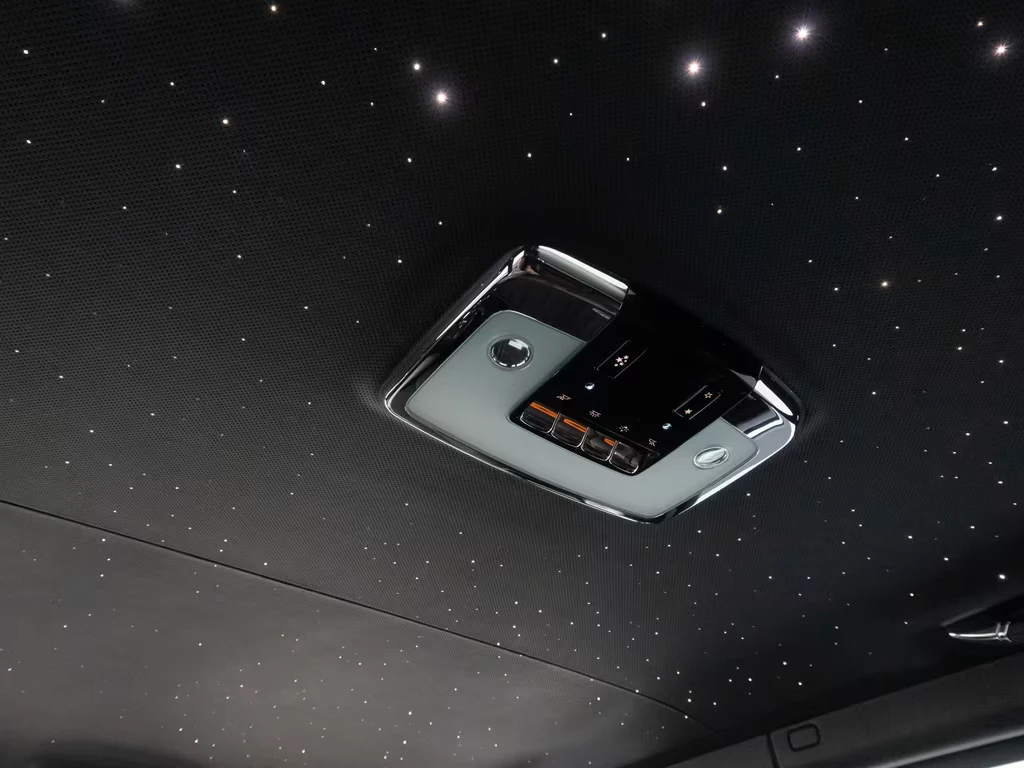 Rolls-Royce Cullinan BLACK BADGE* NOVITEC* DISTR* 360 CAM* KEYLESS* , снимка 12 - Автомобили и джипове - 55796360