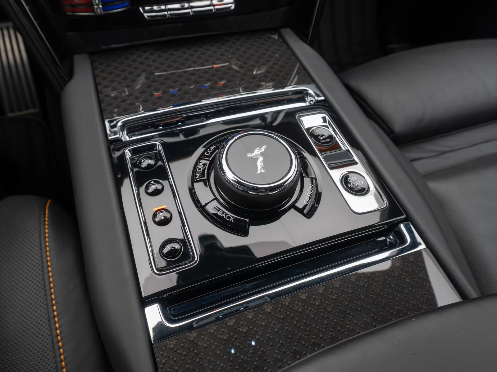 Rolls-Royce Cullinan BLACK BADGE* NOVITEC* DISTR* 360 CAM* KEYLESS* , снимка 10 - Автомобили и джипове - 55796360