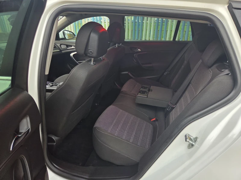 Opel Insignia Sports Tourer, снимка 8 - Автомобили и джипове - 52352873