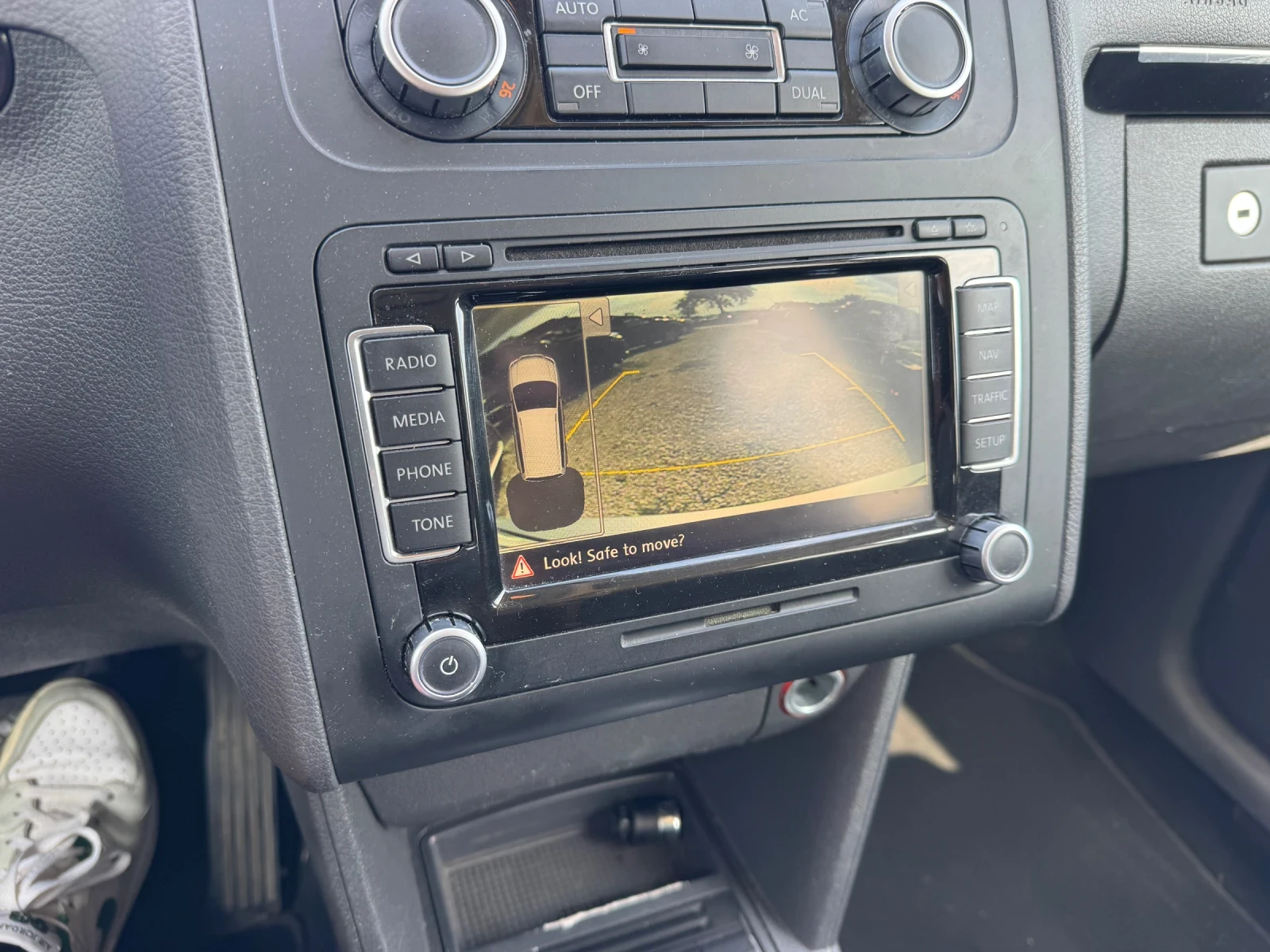 VW Touran 1.4 T 140 кс, снимка 9 - Автомобили и джипове - 56137366