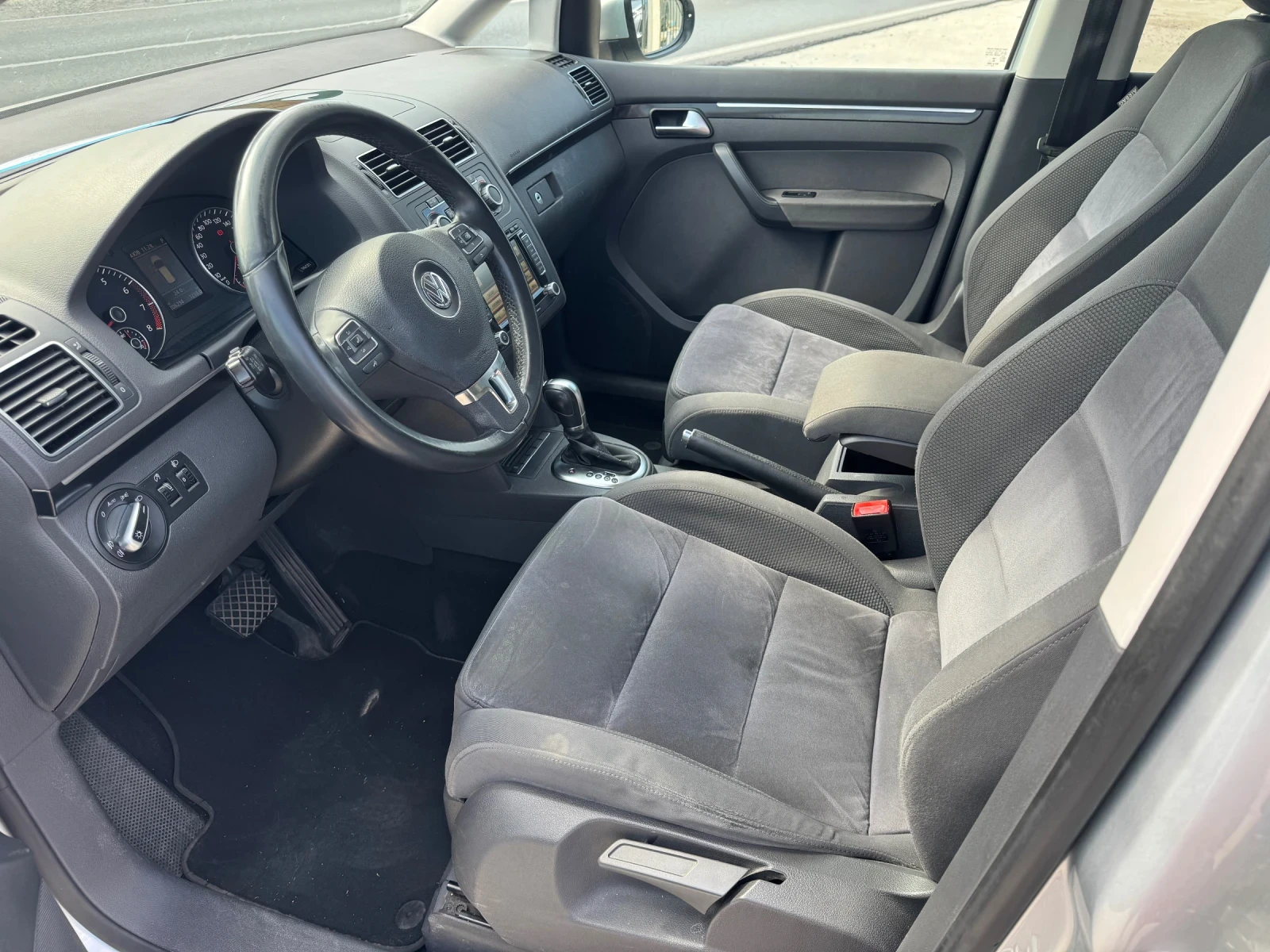 VW Touran 1.4 T 140 кс, снимка 11 - Автомобили и джипове - 56137366