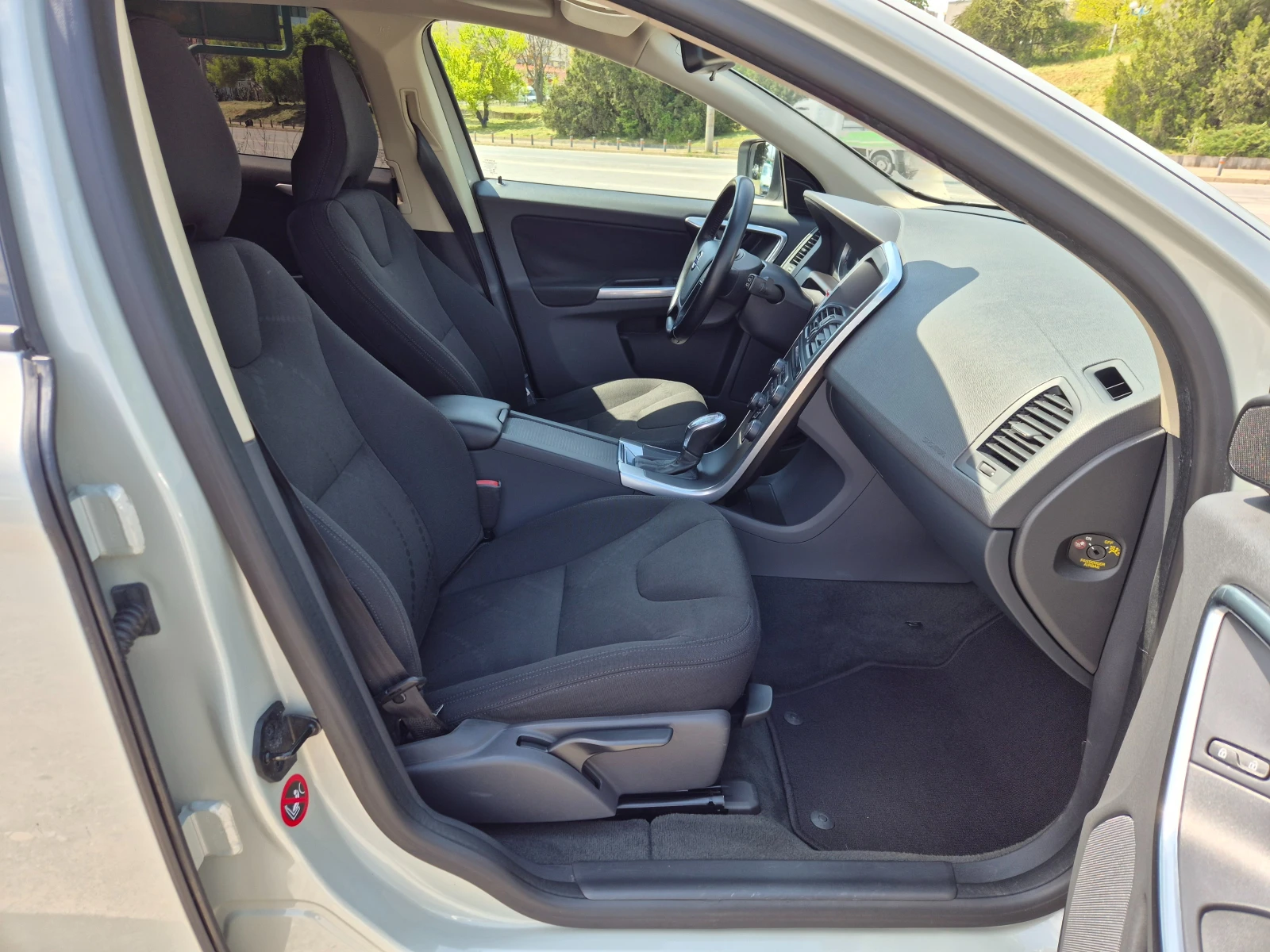 Volvo XC60 2.4d D4 AWD, снимка 9 - Автомобили и джипове - 54354657