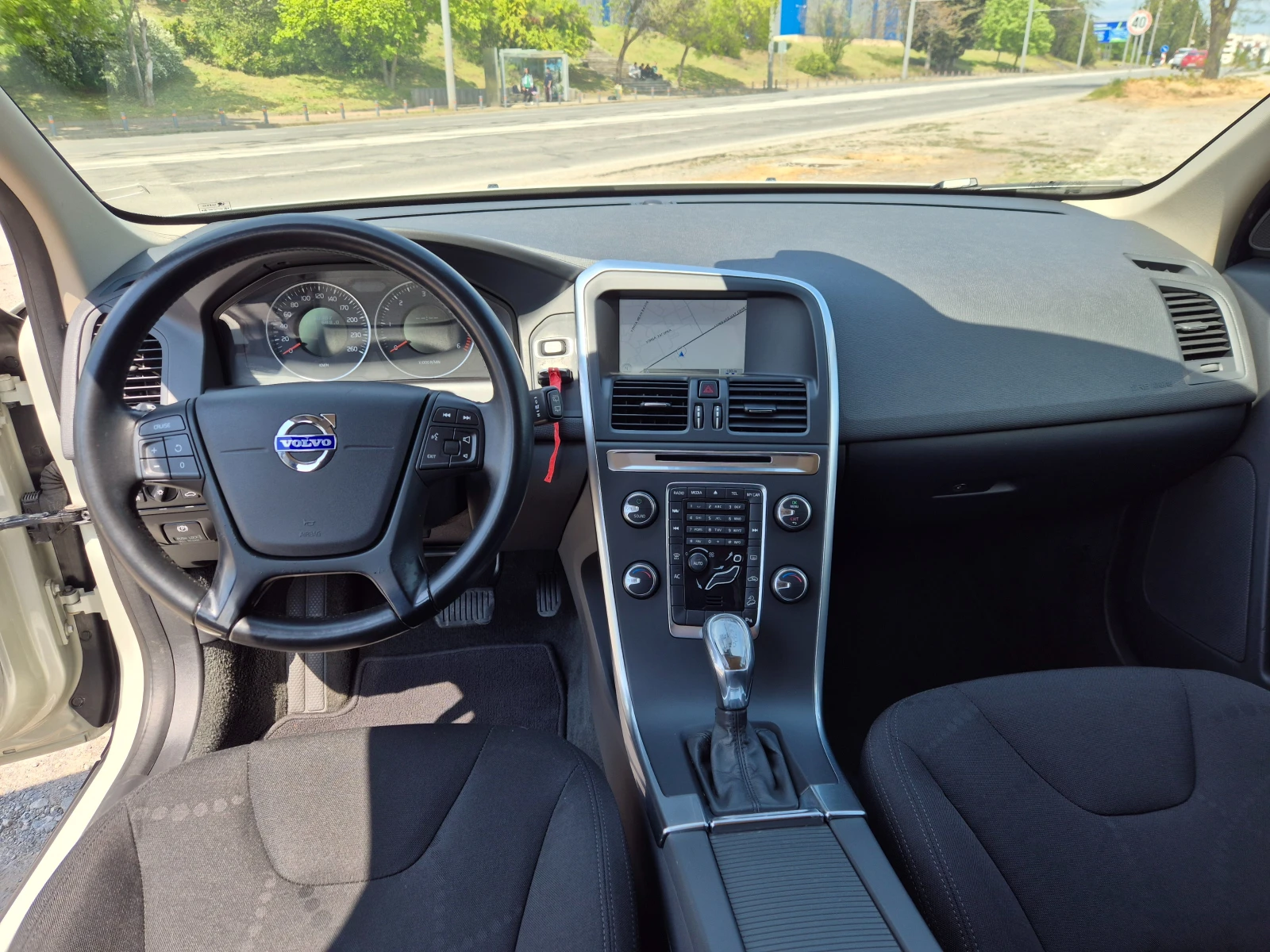 Volvo XC60 2.4d D4 AWD, снимка 14 - Автомобили и джипове - 54354657