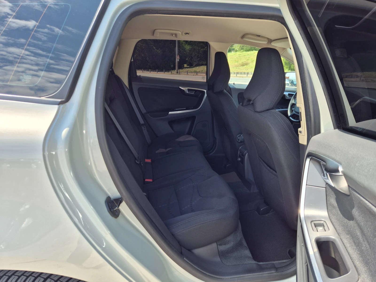 Volvo XC60 2.4d D4 AWD, снимка 10 - Автомобили и джипове - 54354657