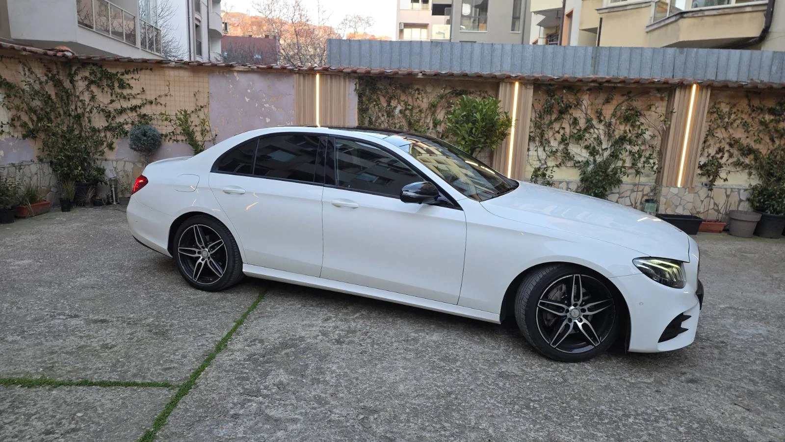 Mercedes-Benz E 220 AMG STYLE, снимка 3 - Автомобили и джипове - 53749608