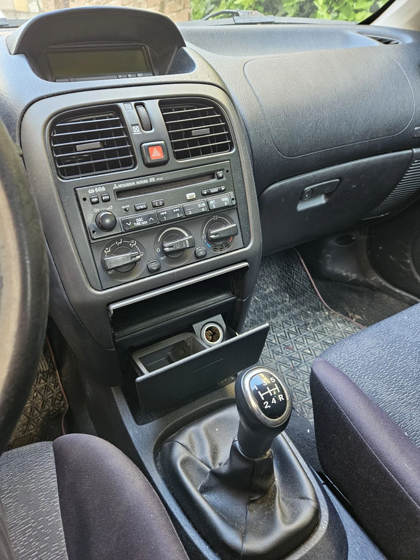 Mitsubishi Carisma, снимка 4 - Автомобили и джипове - 54547328