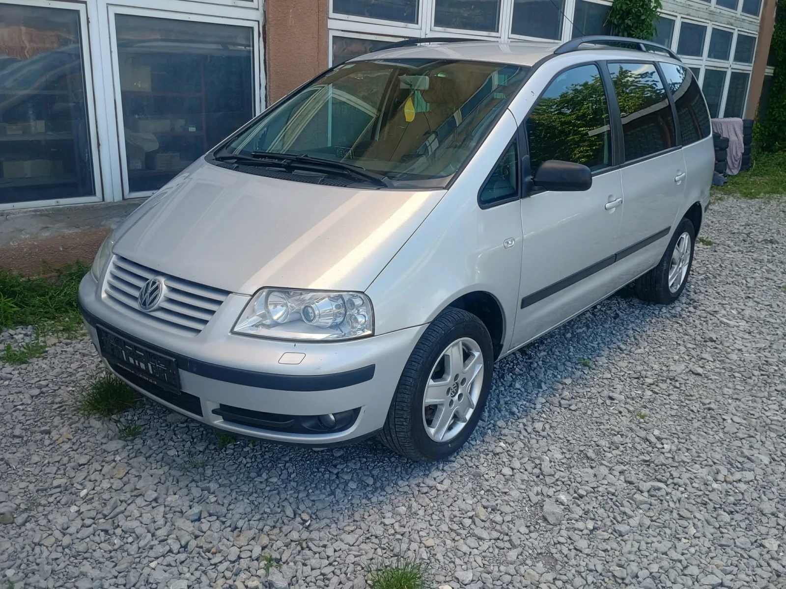 VW Sharan 1.9 тди 116к.с  автомат 2003г. Седем местен, снимка 2 - Автомобили и джипове - 54810554