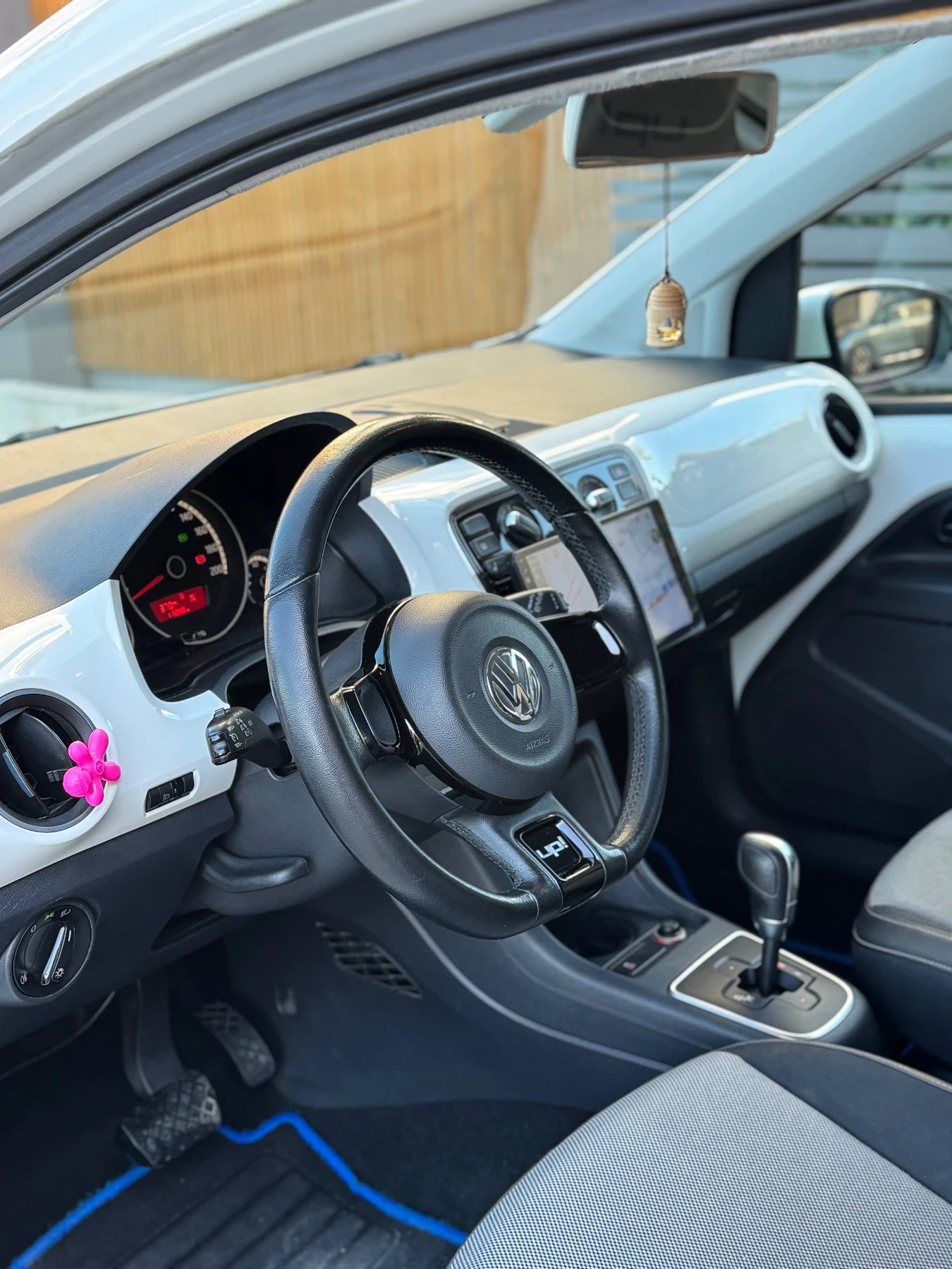 VW Up Автоматик, снимка 10 - Автомобили и джипове - 56315536
