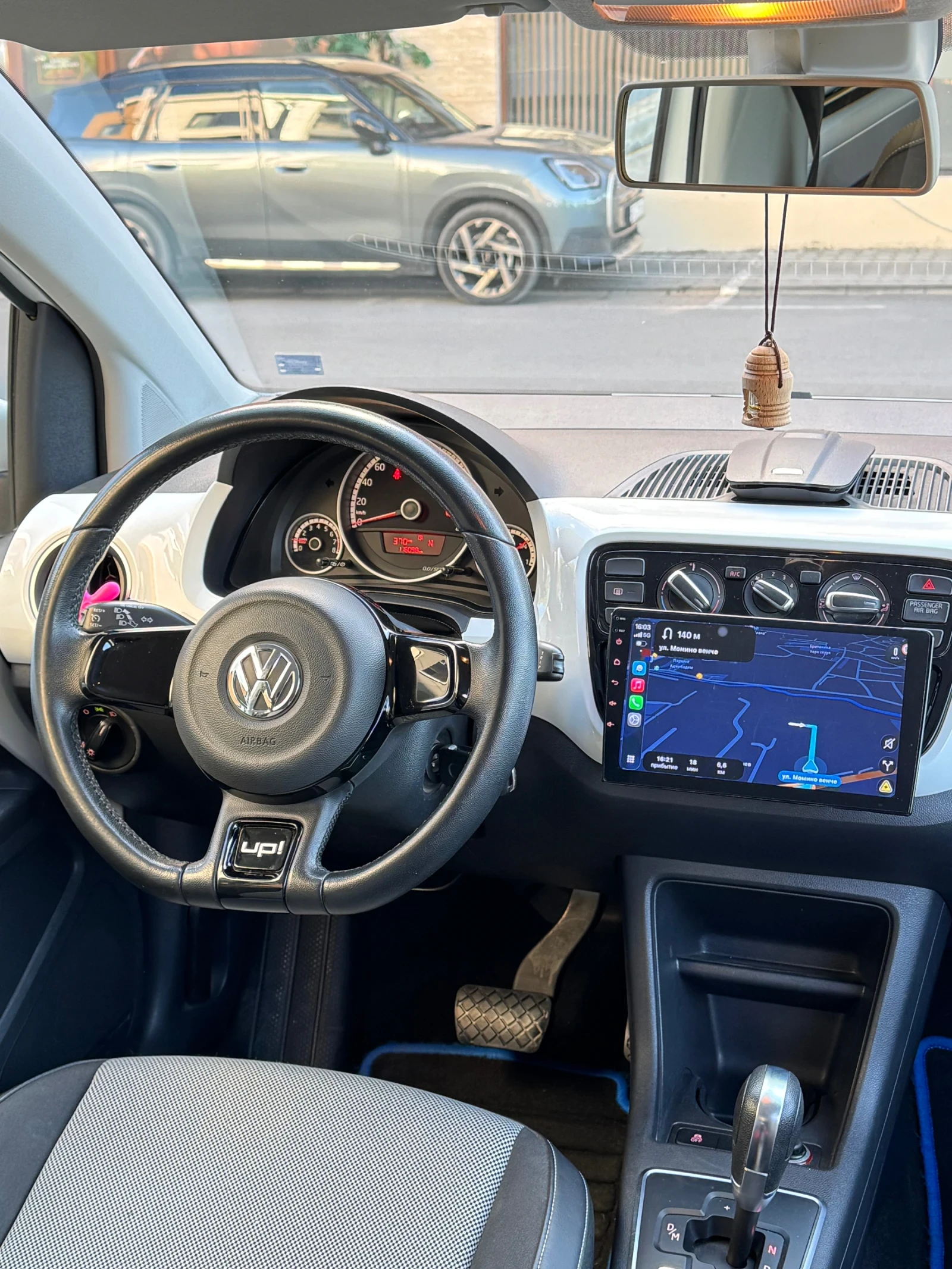 VW Up Автоматик, снимка 8 - Автомобили и джипове - 56315536