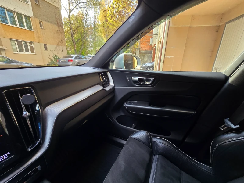 Volvo XC60 R-DESIGN, снимка 10 - Автомобили и джипове - 52487602