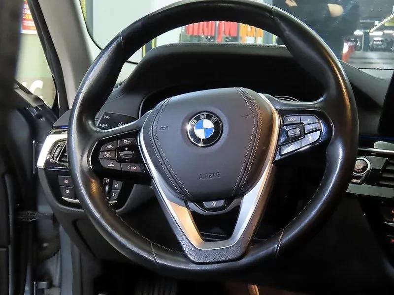 BMW 520 (G30) 520I Luxury, снимка 8 - Автомобили и джипове - 54997564