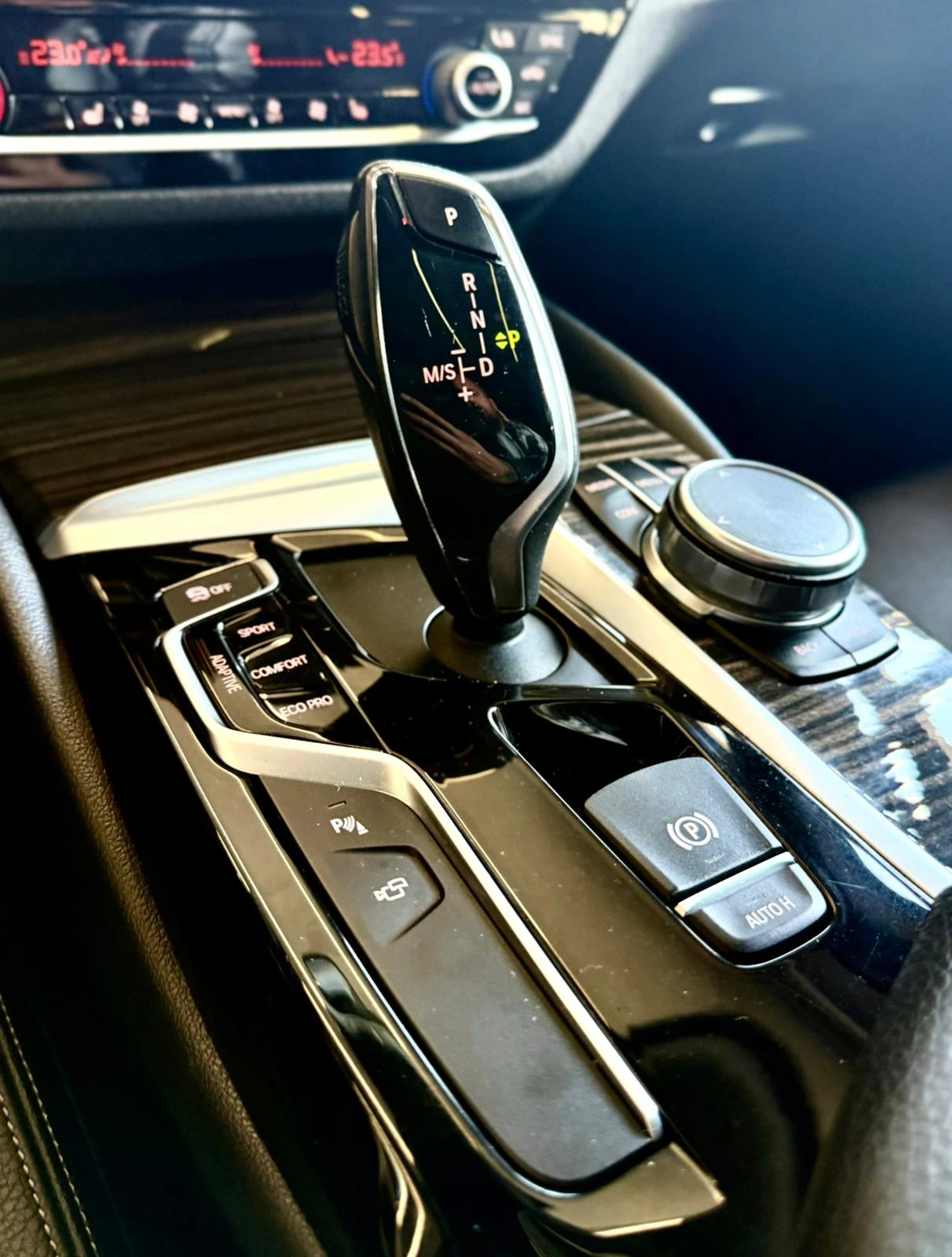 BMW 530 xDrive* Harmann* Sport Line* Лизинг, снимка 12 - Автомобили и джипове - 54219961