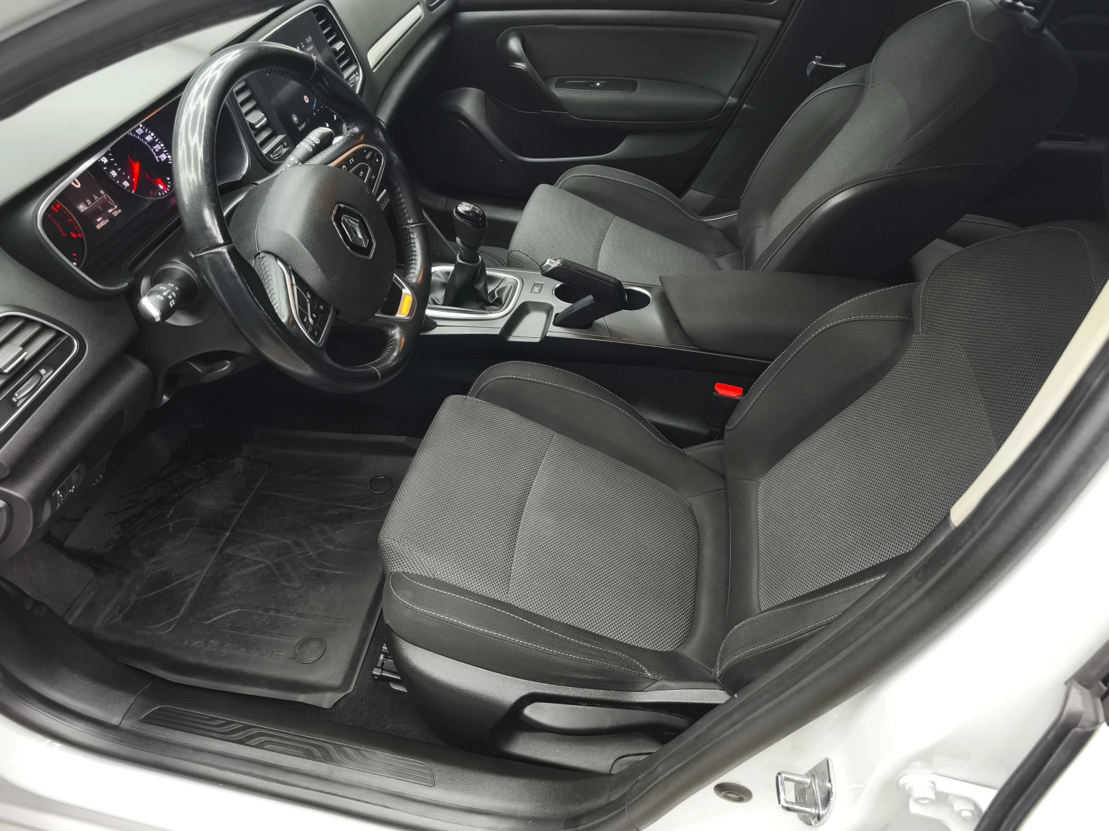 Renault Megane 1.5dci 95k.c 6c.k Euro6D, снимка 8 - Автомобили и джипове - 54290325