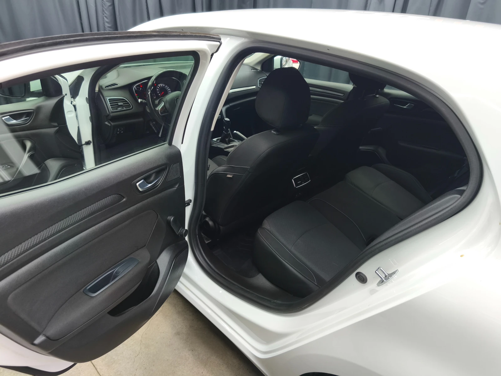 Renault Megane 1.5dci 95k.c 6c.k Euro6D, снимка 10 - Автомобили и джипове - 54290325