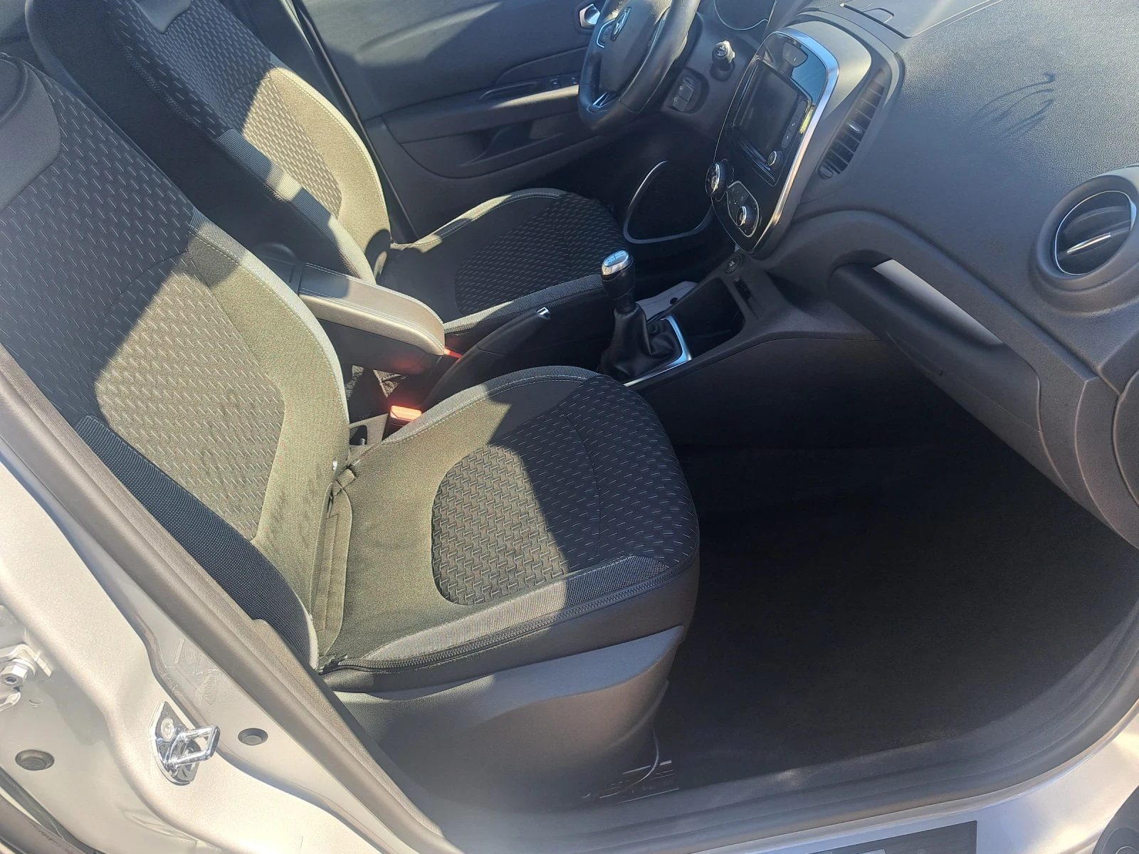 Renault Captur 900T EURO6, снимка 7 - Автомобили и джипове - 55990655