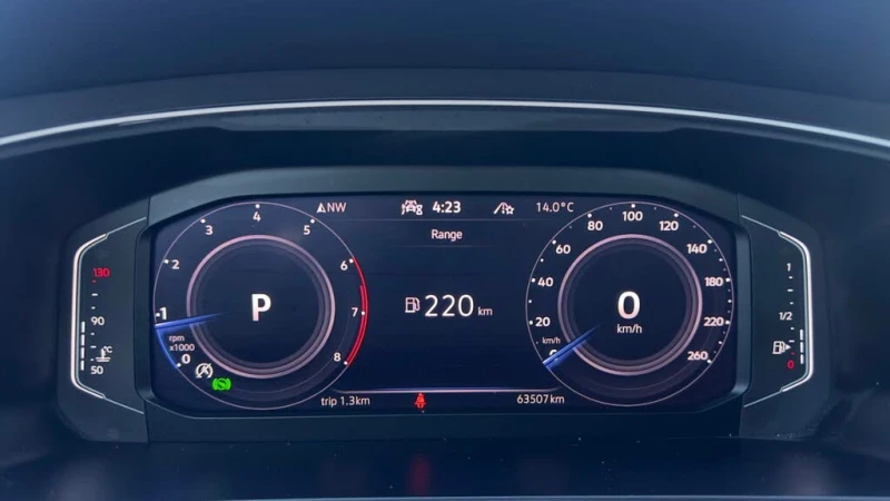 VW Tiguan 4motion* Comfortline* АвтоКредит* (ЦЕНА ДО БГ), снимка 14 - Автомобили и джипове - 52553532