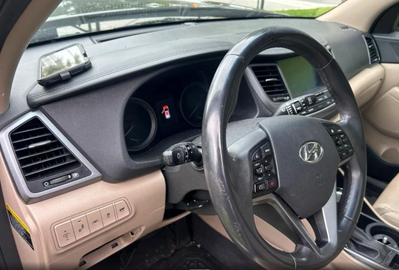 Hyundai Tucson * Limited* Кожа* Пано* Камера* Без щети* , снимка 8 - Автомобили и джипове - 53383884
