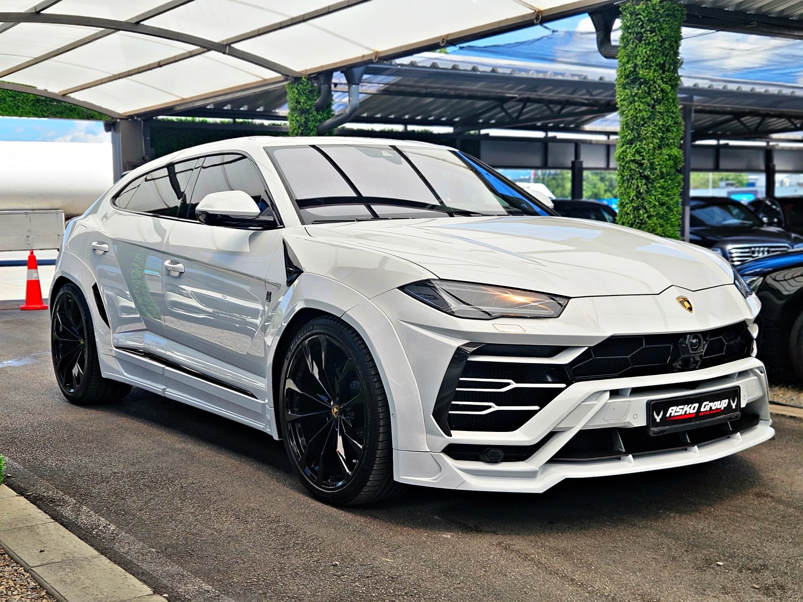 Lamborghini Urus NOVITEC/CARBONCERAMICA/TVx3/3DCAM/МАСАЖ/DISTR/LIZI, снимка 3 - Автомобили и джипове - 54713539