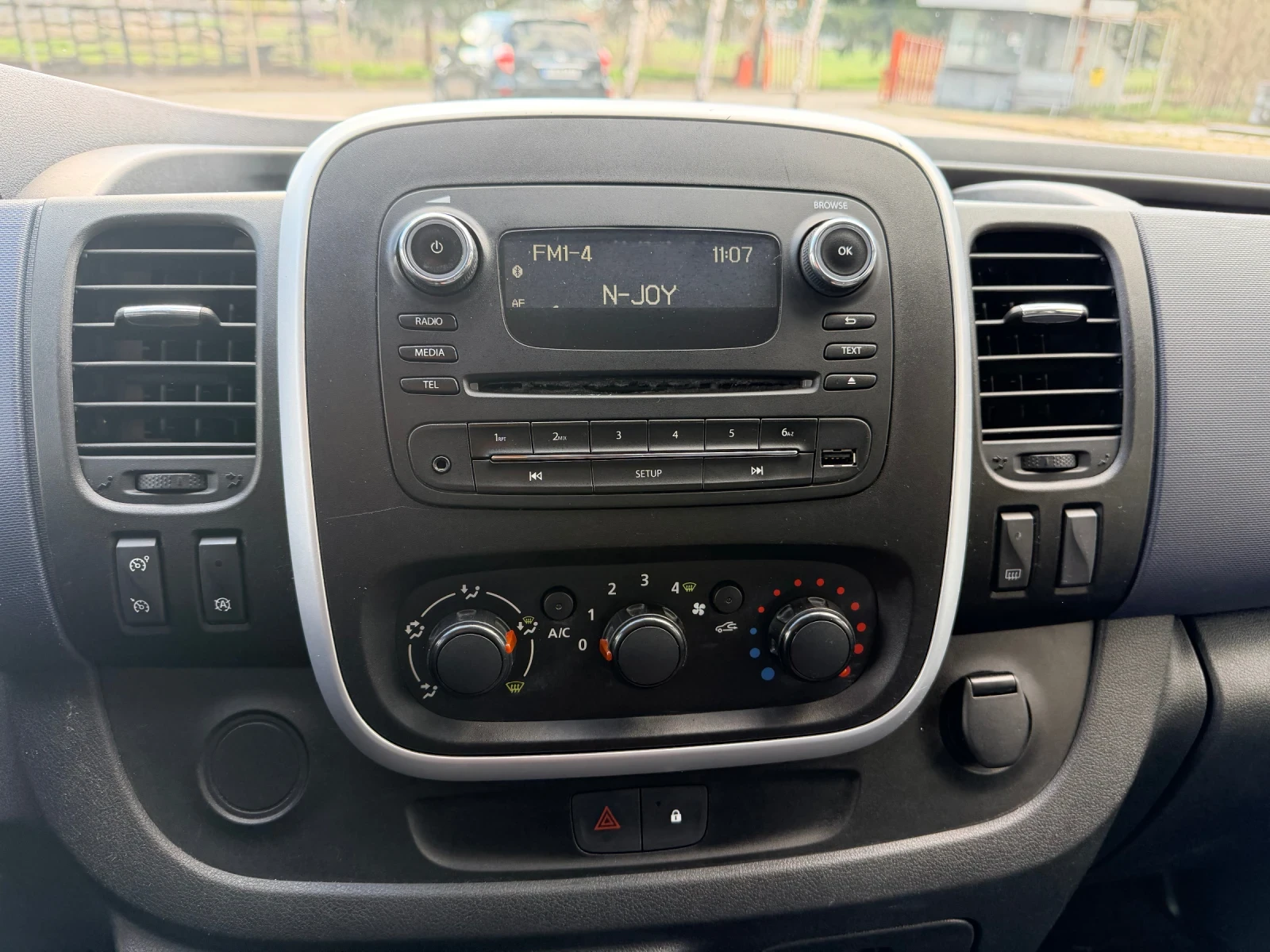 Opel Vivaro 1.6CDTI/8+ 1 места, снимка 13 - Бусове и автобуси - 54120454