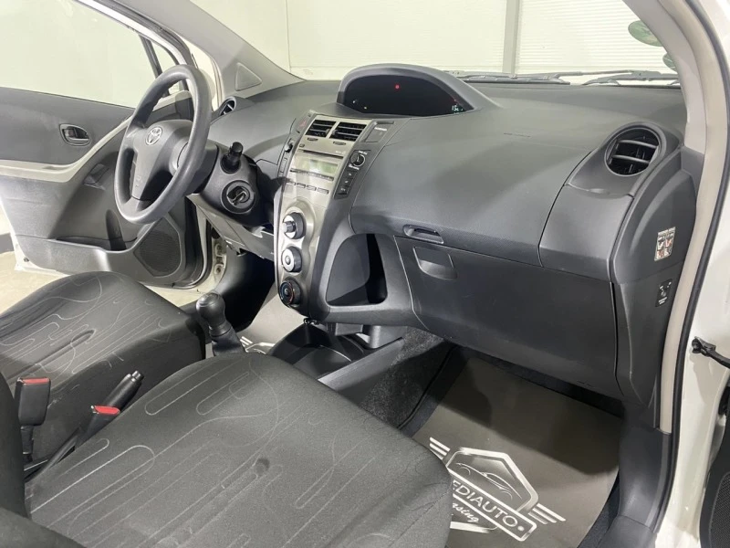 Toyota Yaris 1.0, снимка 8 - Автомобили и джипове - 46466874