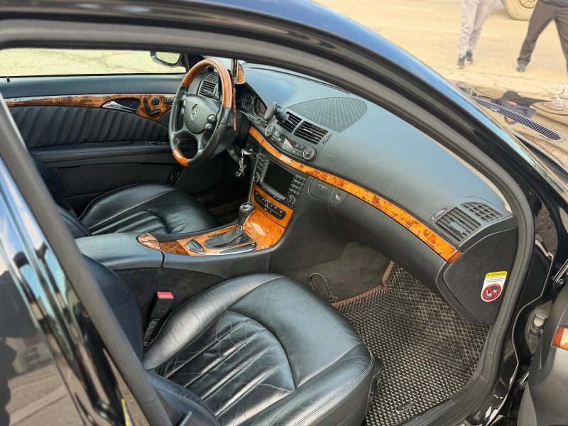 Mercedes-Benz E 300 Elegance, снимка 16 - Автомобили и джипове - 53131957