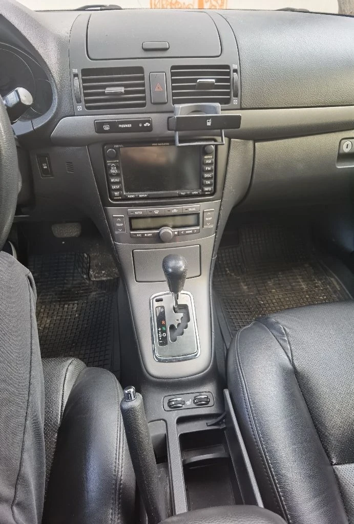 Toyota Avensis 2.4 Бензин, снимка 8 - Автомобили и джипове - 42742268