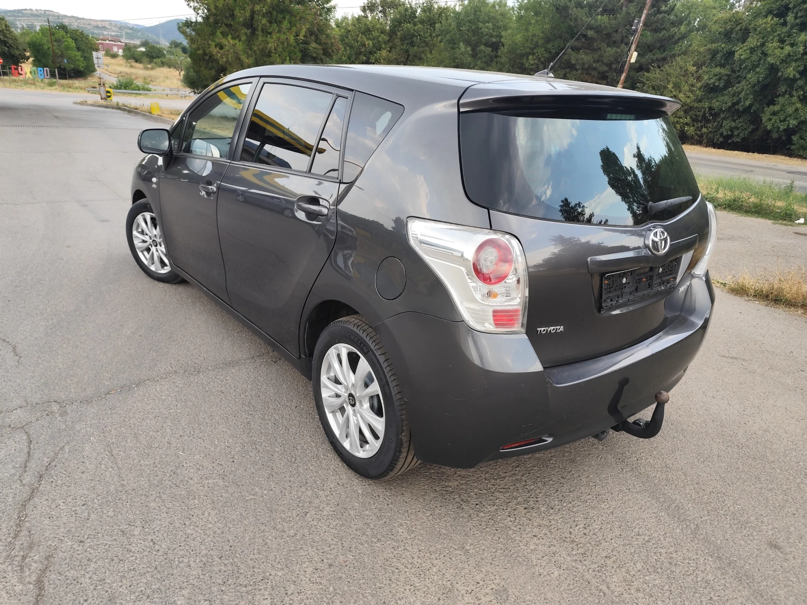 Toyota Verso 2.2 Дизел 6+ 1 - изображение 3