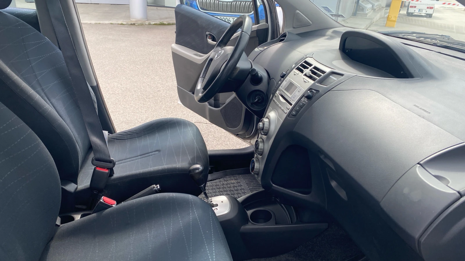 Toyota Yaris 1.3 VVT-i AT - изображение 9