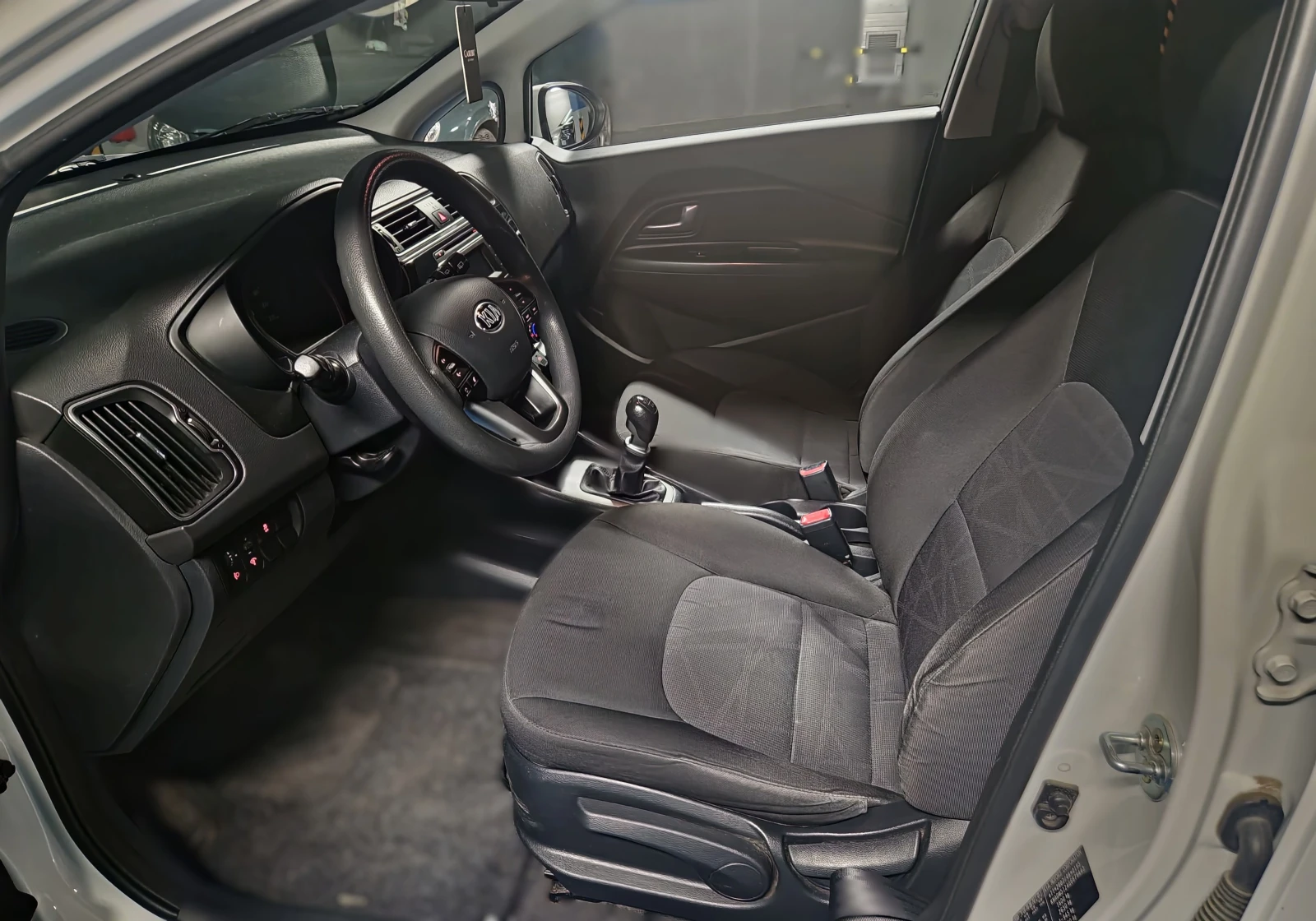 Kia Rio 1.4, снимка 11 - Автомобили и джипове - 55012671
