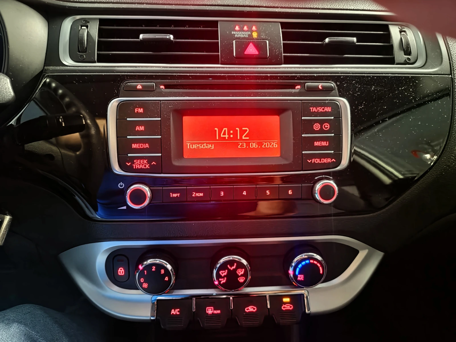 Kia Rio 1.4, снимка 15 - Автомобили и джипове - 55012671
