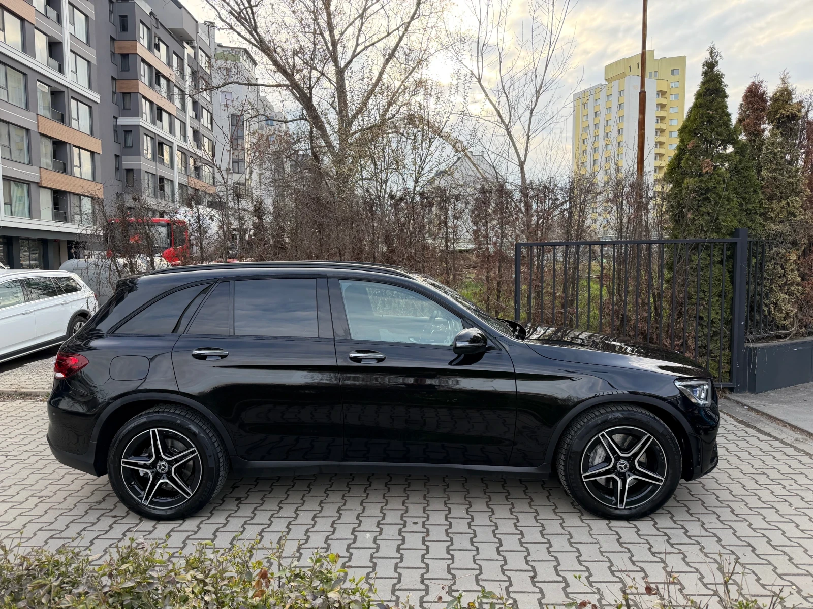 Mercedes-Benz GLC 300 4Matic AMG, снимка 3 - Автомобили и джипове - 54044195