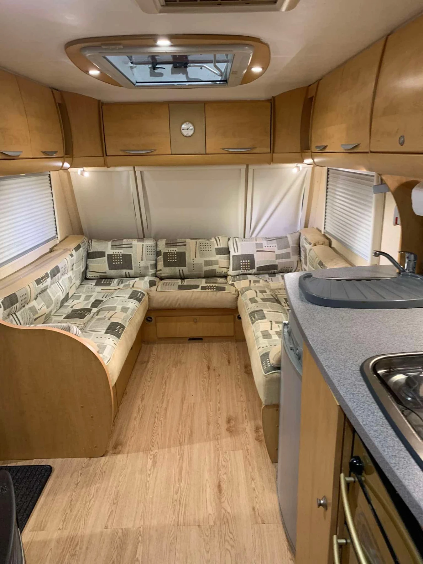 Каравана Bailey Senator 6 Wyoming, снимка 9 - Каравани и кемпери - 56047095