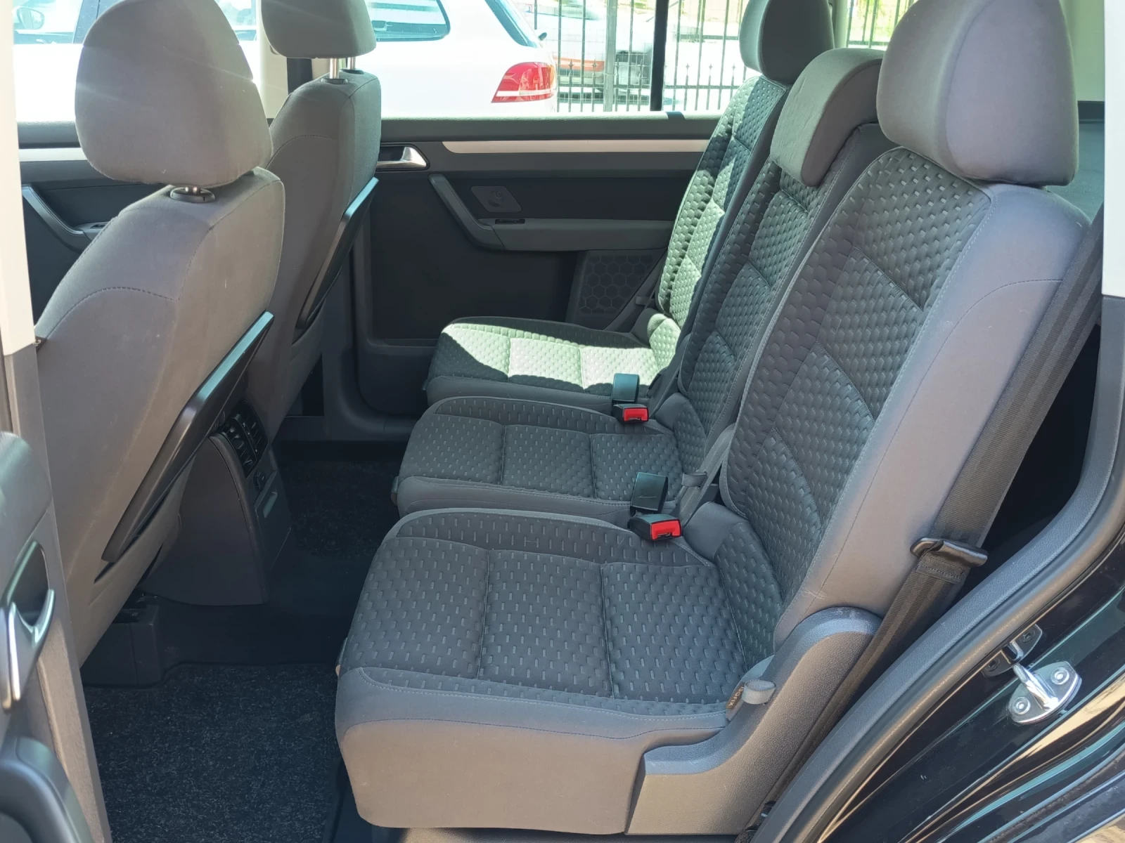 VW Touran 1.6i, снимка 10 - Автомобили и джипове - 52394532