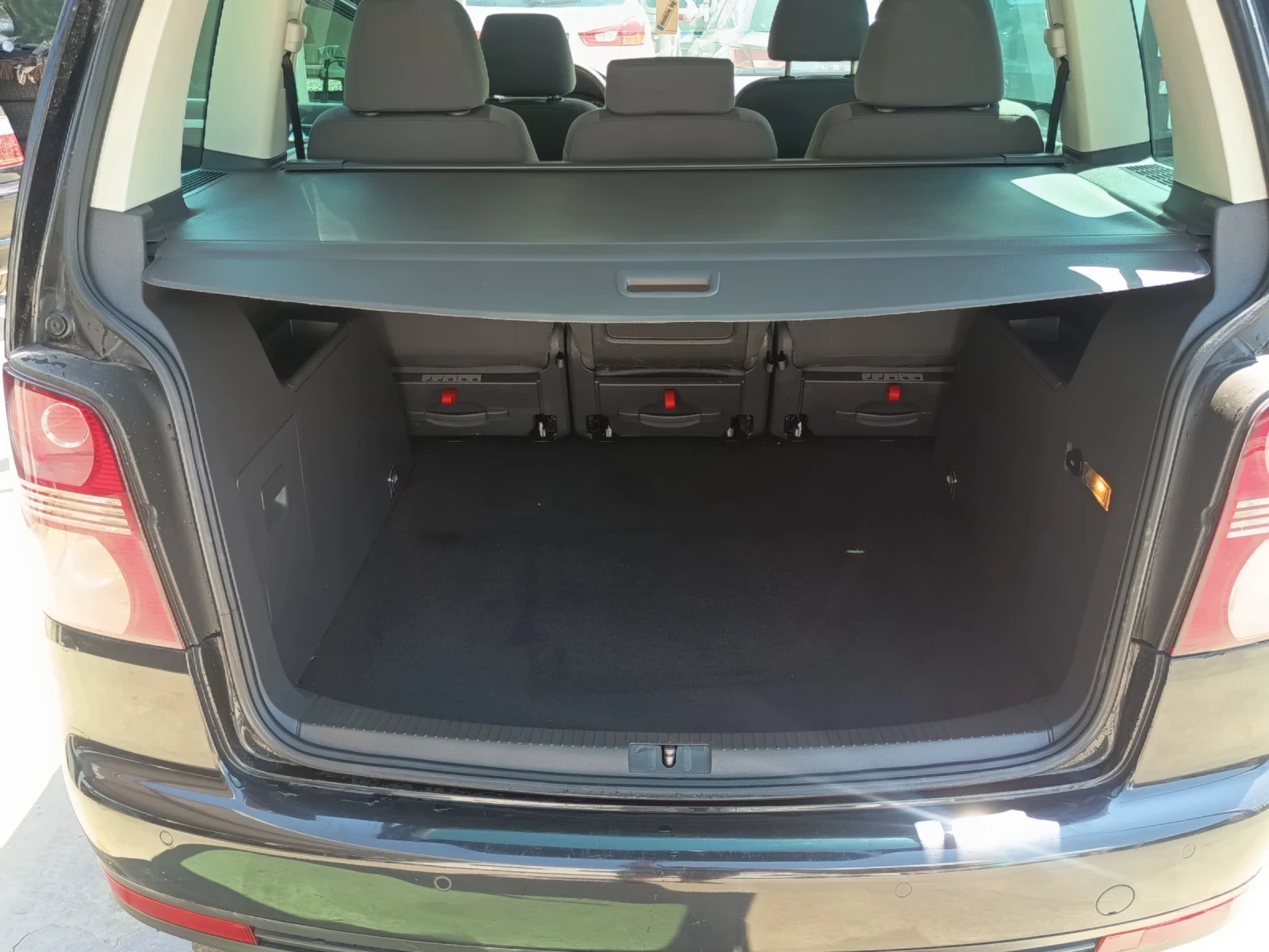 VW Touran 1.6i, снимка 12 - Автомобили и джипове - 52394532